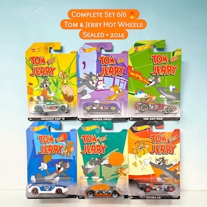 Könnte beinhalten: Kompletter Satz von sechs Tom & Jerry Hot Wheels Autos, versiegelt von 2014. Jedes Auto zeigt ein anderes Design mit Tom und Jerry Charakteren auf der Verpackung. Die Autos sind in ihrer Originalverpackung mit leuchtenden Farben.