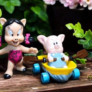 Figuras de PVC de Looney Tunes y Tiny Toons: Petunia Pig Wonder Pig (1991) y Hamton J. Pig en Row Boat (1990) – Lote de 2 – Warner Bros.