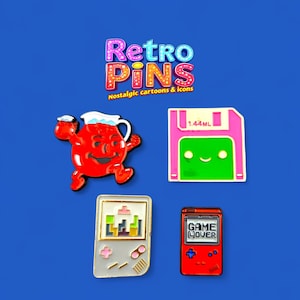 Peut inclure: Quatre épingles émaillées sur fond bleu. Les épingles comprennent un Kool-Aid Man rouge, une disquette rose et verte, une console de jeu portable grise et une console de jeu portable rouge avec le texte "GAME OVER". Le texte "Retro Pins" est en haut.