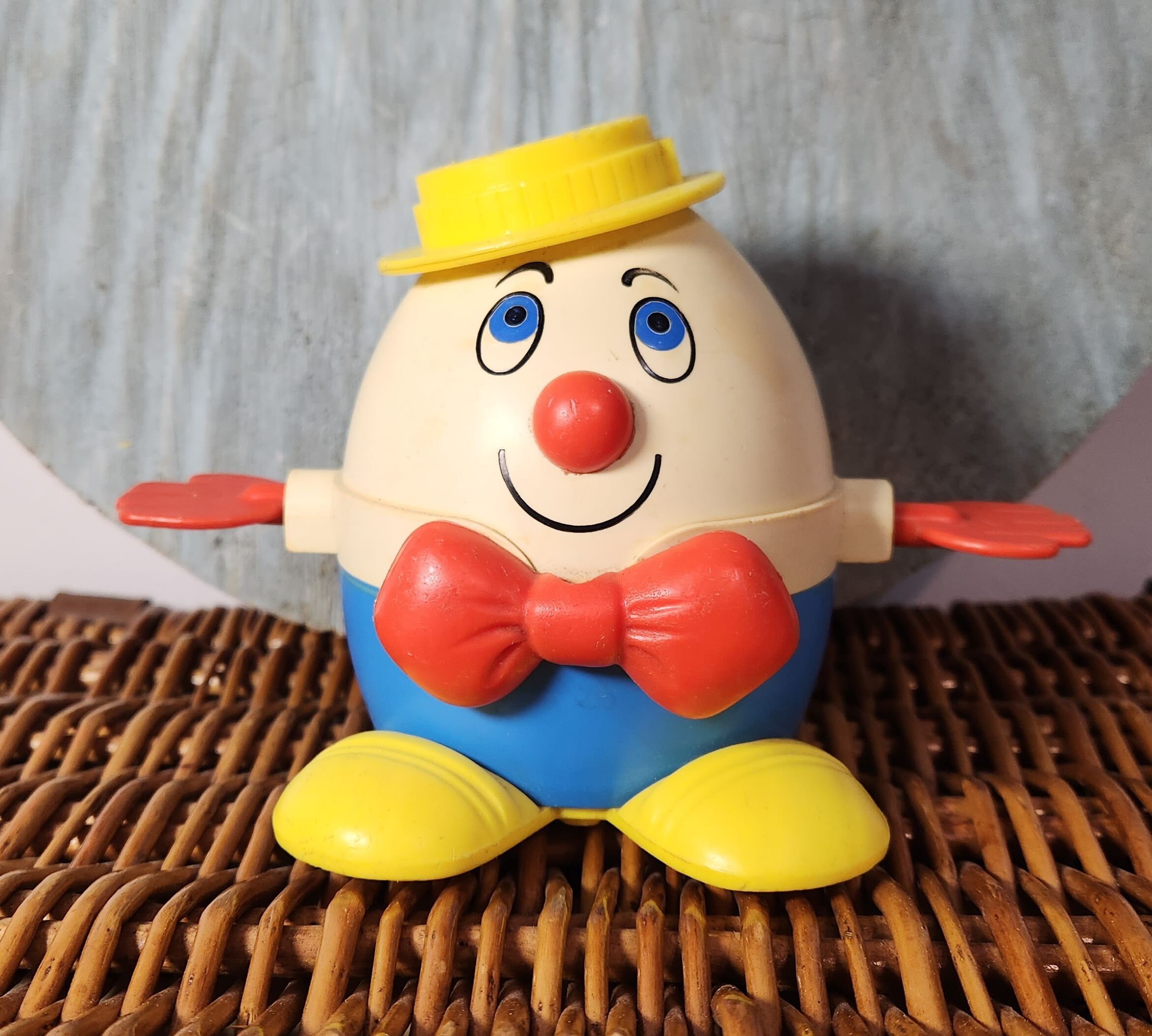 HUMPTY DUMPTY Fisher Price VINTAGE 1971, 736 Pull Back Toy With