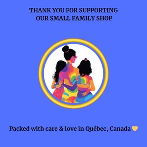 K&ouml;nnte beinhalten: Blaue Grafik mit dem Text &bdquo;THANK YOU FOR SUPPORTING OUR SMALL FAMILY SHOP&ldquo;. Eine kreisf&ouml;rmige Illustration zeigt drei sich umarmende Figuren mit regenbogenfarbener Kleidung. Der Text &bdquo;Packed with care & love in Qu&eacute;bec, Canada&ldquo; steht unten.