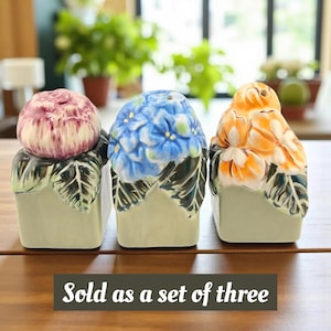 Saleros y pimenteros vintage con diseño floral – Trío de cerámica – Regalo retro