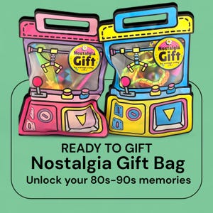 Può includere: Un set di tre tazze in ceramica con finitura opaca e macchiettata. Le tazze sono nei toni del crema, grigio chiaro e grigio scuro. Ogni tazza ha un design semplice e minimalista e un manico arrotondato.