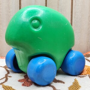 LITTLE TIKES COMPANY 1989 Vintage mini rolling frog, Collectible 80s baby or young kid hand push toy, 10 cm height. Chunky frog wheels