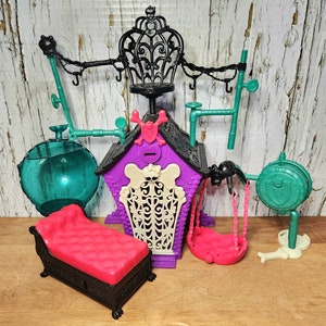 Monster High Mattel - Secret Creepers Crypt Playset Replacement Parts. Monster High Pet Playset