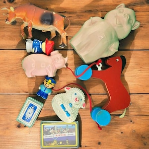 Pacchetto di giocattoli vintage: cavallo folk art, personaggi anni '80, salvadanai, carte da gioco Disney - Lotto misto di giocattoli retrò - Venduto così com'è