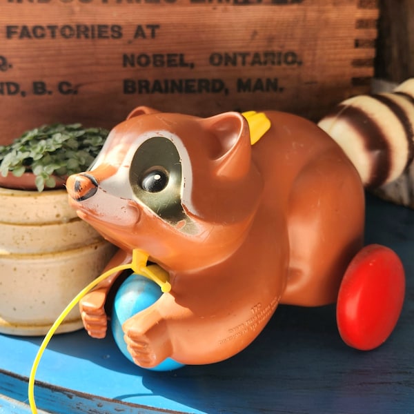 Rolling raccoon vintage 1979 Fisher-Price raccoon pull toy #172 vintage Quaker Oats Co. With its original rope. Baby toy 70s toys