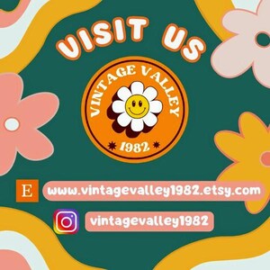 K&ouml;nnte beinhalten: Retro-Grafik mit dem Text "VISIT US" in Wei&szlig;, &uuml;ber einem kreisf&ouml;rmigen Logo mit einer G&auml;nsebl&uuml;mchenblume und den Worten "VINTAGE VALLEY 1982".  Website- und Instagram-Details: www.vintagevalley1982.etsy.com und vintagevalley1982.