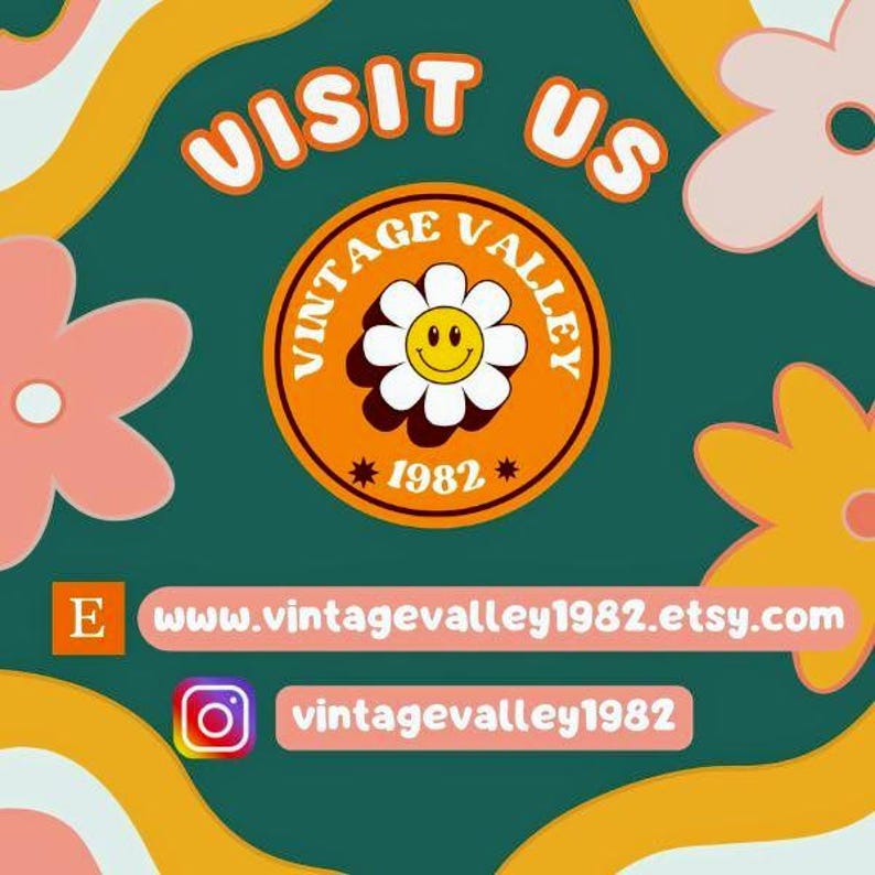 K&ouml;nnte beinhalten: Retro-Grafik mit dem Text "VISIT US" in Wei&szlig;, &uuml;ber einem kreisf&ouml;rmigen Logo mit einer G&auml;nsebl&uuml;mchenblume und den Worten "VINTAGE VALLEY 1982".  Website- und Instagram-Details: www.vintagevalley1982.etsy.com und vintagevalley1982.
