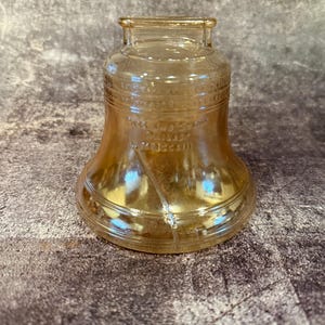 1976 Liberty Bell Amber Carnival Glass-muntbank