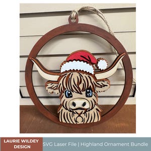 Ornamento di mucca delle Highlands tagliato al laser SVG: design del cappello di Babbo Natale (download digitale)