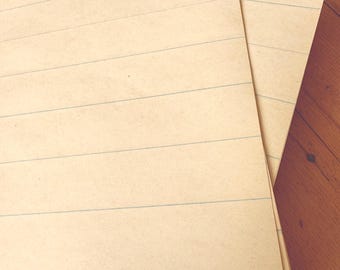 Vintage linierte Grundschulpapiere. (breite Linien)