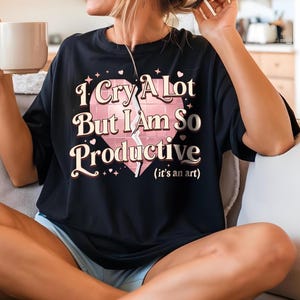 Dużo płaczę, ale jestem tak produktywna bluza PNG, płaczę dużo projekt swetra SVG, wytrzyj łzy tutaj bluza z kapturem, bluzy o płaczu,