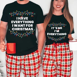 クリスマスに欲しいものはすべて手に入るシャツ（PNG）、面白いカップルのお揃いパジャマ（PNG）、カップル用セーター（SVG）、クリスマスパーティー用カップルTシャツ（PNG）