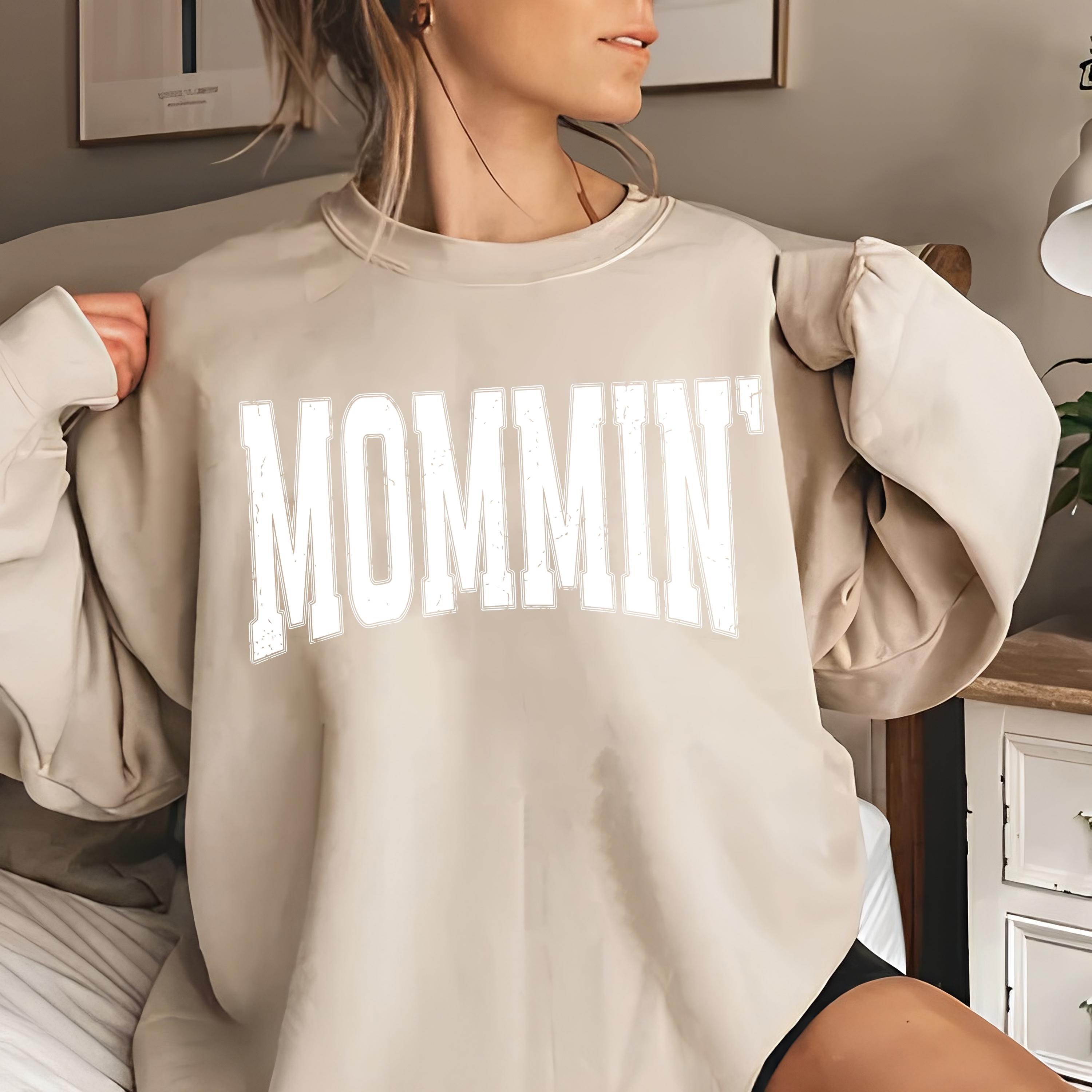 Mama Png Mommin’ PNG SVG Preppy Svg Trendy Spring Mom Shirt Design Cute ...