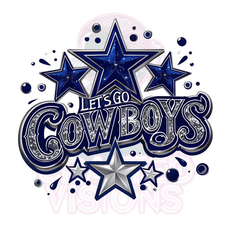 以下が含まれることがあります： 「Let's Go Cowboys」という文字が銀と青のキラキラしたフォントで書かれたグラフィックデザイン。デザインには青と銀の星が5つ含まれています。