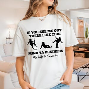If You See Me Out There Like This Mind Ya Business My Wife Is Expensive Png Svg, Lustiges Shirt Png für Männer, Sarkastisches Svg, Digitaler Download