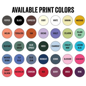 K&ouml;nnte beinhalten: Eine Farbkarte mit der &Uuml;berschrift AVAILABLE PRINT COLORS, die f&uuml;nfunddrei&szlig;ig kreisf&ouml;rmige Farbfelder zeigt, beschriftet mit Namen wie Pepper, Black, Espresso, Ivory, White, Banana, Mustard, Melon, Terracota, Yam, Orchid, Violet, Celadon, Island Reef, Seafoam, Light Green, Blue Spruce, Moss, Chambray, Chalky Mint, Lagoon Blue, Washed Denim, Flo Blue, Blue Jean, Midnight, Denim, Blossom, Crunchberry, Bright Salmon, Watermelon, Crimson, Red, Berry, Brick und Wine.