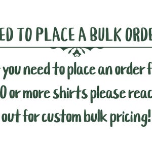 Op de afbeelding: Tekst op een witte achtergrond: "EEN GROTE BESTELLING PLAATSEN?" gevolgd door instructies voor bulkbestellingen van shirts. Er staat dat u contact moet opnemen voor aangepaste bulkprijzen voor bestellingen van 20 of meer shirts.