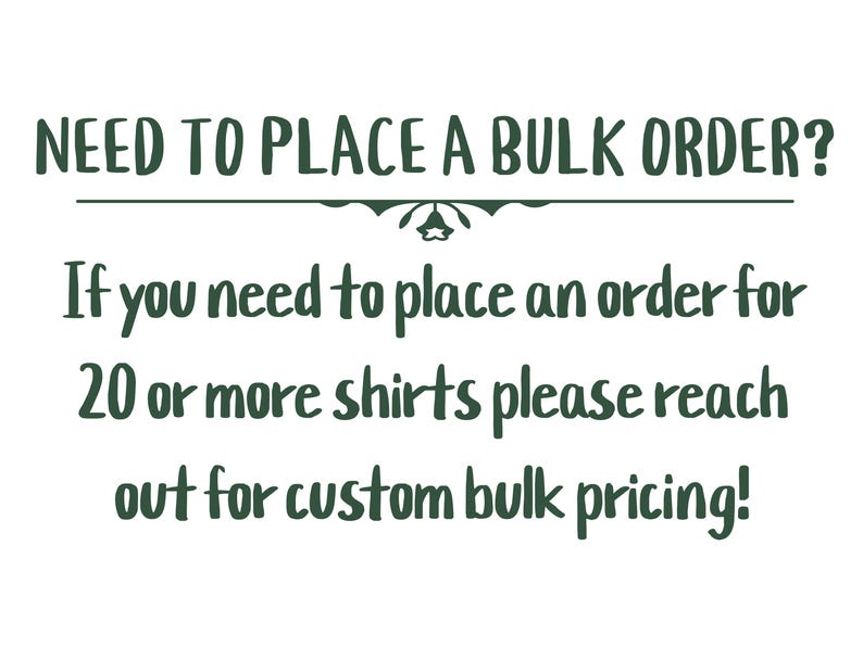 Op de afbeelding: Tekst op een witte achtergrond: "EEN GROTE BESTELLING PLAATSEN?" gevolgd door instructies voor bulkbestellingen van shirts. Er staat dat u contact moet opnemen voor aangepaste bulkprijzen voor bestellingen van 20 of meer shirts.