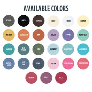 K&ouml;nnte beinhalten: Eine Farbkarte mit der &Uuml;berschrift AVAILABLE COLORS, die siebenundzwanzig kreisf&ouml;rmige Stoffmuster in verschiedenen Farbt&ouml;nen zeigt, darunter pepper, black, espresso, ivory, white, banana, mustard, terracotta, yam, orchid, violet, island reef, seafoam, blue spruce, moss, chambray, chalky mint, lagoon blue, washed denim, blue jean, denim, blossom, crunchberry, watermelon, crimson, berry und brick.