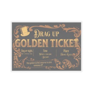 Könnte beinhalten: Ein Schild im Vintage-Stil mit goldenen Buchstaben, auf dem "DRAG UP GOLDEN TICKET" steht. Das Schild hat einen dunkelgrauen Hintergrund und verzierte goldene Schnörkel. Der Text unter dem Haupttitel lautet "Tag oder Nacht", "Zeit", "Ort" und enthält Details darüber, wann und wo man sich treffen soll.