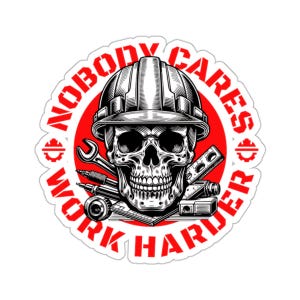 Peut inclure: Une illustration en noir et blanc d'un crâne portant un casque de chantier et entouré d'outils. Le crâne est placé sur un cercle rouge avec le texte "Nobody Cares Work Harder" en blanc.