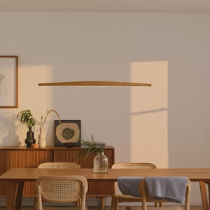 Suspension en bois massif, design fin, ampoule LED Elia, intensité réglable avec fonction mémoire, fabrication artisanale, compatible avec les appareils connectés.