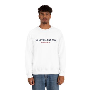 Sudadera con cuello redondo de mezcla pesada unisex Let&#39;s Go Girls - Blanco o rojo