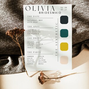 以下が含まれることがあります： 上部に「Olivia Bridesmaid」というテキストが書かれた白いカード。カードには、結婚式の日付、場所、ドレスの詳細、ゲストの名前が記載されています。カードには、濃いグレー、ティール、ゴールド、薄いピンクの4つの正方形で構成されたカラーパレットも含まれています。