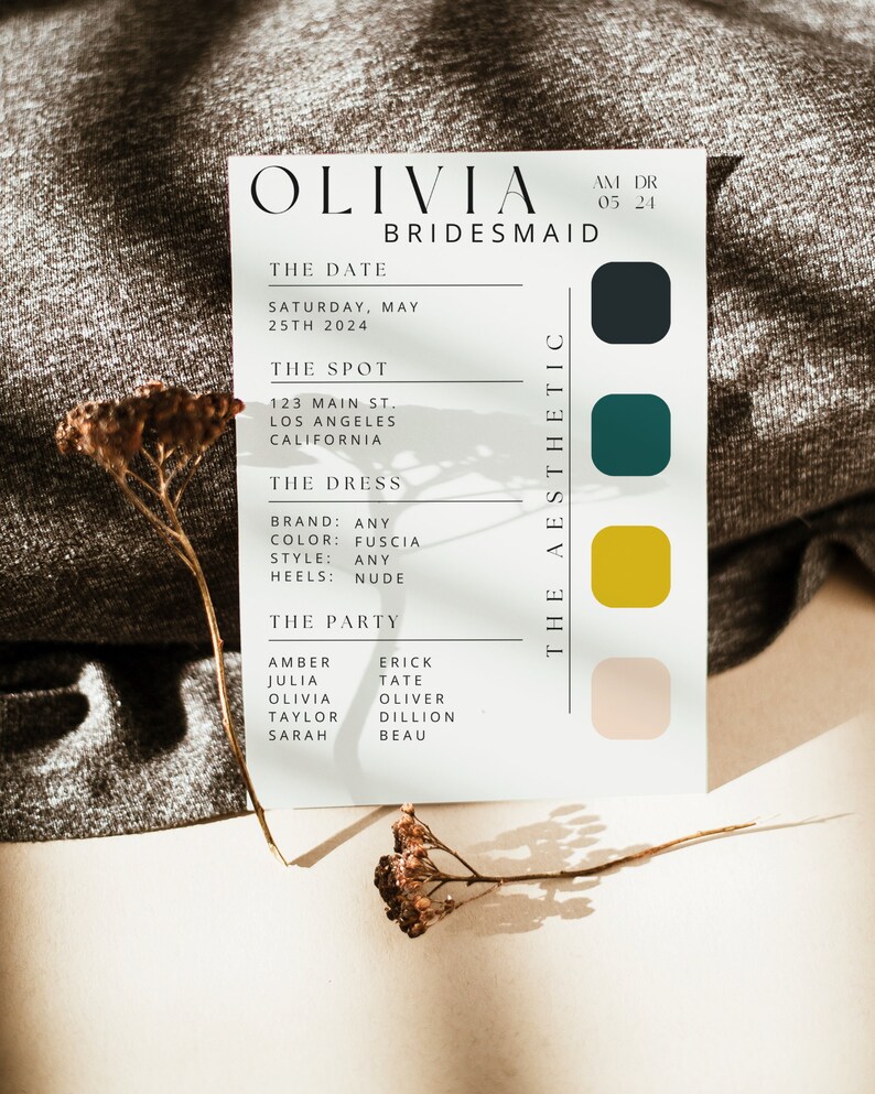 以下が含まれることがあります： 上部に「Olivia Bridesmaid」というテキストが書かれた白いカード。カードには、結婚式の日付、場所、ドレスの詳細、ゲストの名前が記載されています。カードには、濃いグレー、ティール、ゴールド、薄いピンクの4つの正方形で構成されたカラーパレットも含まれています。