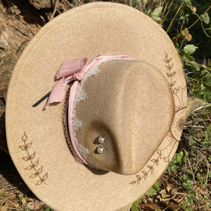 Chapeau fedora de cowboy brûlé tournesol, chapeau de cowboy unique personnalisé, flambé à la flamme et embelli, rubans de dentelle et perles