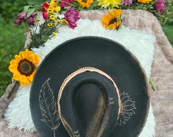Fedora-cowboyhoed met veren en wilde bloemen, op maat gemaakte unieke cowboyhoed, gevlamd en verfraaid, Reba cowgirl-hoed