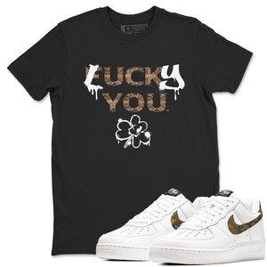 Baskets unisexes Lucky You à col rond T-shirts assortis assortis à la peau de serpent ivoire AF1