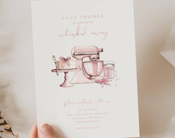 以下が含まれることがあります： 「LUCY THOMAS is soon to be whisked away」のテキストが入ったピンク色の招待状。ケーキ、スタンドミキサー、その他のベーキング関連アイテムのイラストが特徴です。カードにはイベントの詳細も含まれています。