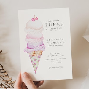 Puede incluir: Un cono de helado rosa y morado con tres bolas de helado y dos cerezas rojas en la parte superior. El cono está decorado con flores rosas y blancas. El texto de la invitación dice "Por favor, únase a nosotros para Three Scoops of Fun, la celebración del cumpleaños de Elizabeth Thomson, Sábado 25 de enero de 2025, Cuatro en punto de la tarde, Capilla de San Jaime, Manhattan Road."