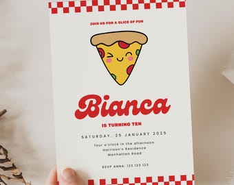 Peut inclure: Une invitation d'anniversaire blanche avec une bordure rouge et blanche à carreaux. L'invitation présente une part de pizza de dessin animé avec un visage souriant. Le texte sur l'invitation se lit comme suit : "Join us for a slice of fun", "Bianca is turning ten", "Saturday, 25 January 2025", "four o'clock in the afternoon", "Harrison's Residence", "Manhattan Road", et "RSVP Anna: 123 123 123".