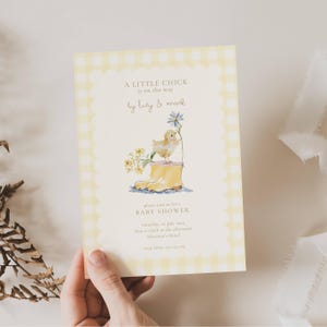 Puede incluir: Invitación a un baby shower con borde de cuadros amarillos. La invitación presenta ilustraciones de acuarela de un pollito, flores y una bota amarilla. El texto incluye "A LITTLE CHICK is on the way" y detalles del evento.
