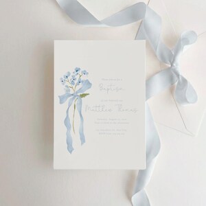 Doopuitnodiging met strik, stoffig blauwe strik met bloemen, modern LDS-thema, doop (bewerkbaar sjabloon)