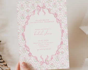 Puede incluir: Una invitación de ducha nupcial con estampado floral rosa y blanco con un borde de cinta rosa. El texto dice "Elizabeth se casa. Únase a nosotros para una ducha nupcial. 25.05.202X cuatro en punto de la tarde Harrison's Cafe 1234 Street"