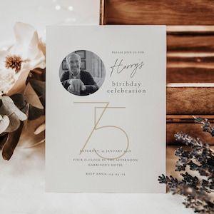 Puede incluir: Una invitación color crema para una celebración de 75 cumpleaños. La invitación presenta una foto circular de un hombre, el nombre "Harry's" en cursiva y los detalles del evento. El número 75 está estilizado en dorado.