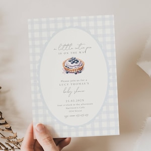 Invito per baby shower a tema torta, baby shower a quadretti Cutie Pie, baby shower in arrivo per una piccola Cutie Pie, invito per baby shower a quadretti Cutie Pie con mirtilli, CP01