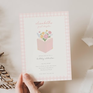 Puede incluir: Una invitación rosa pastel con borde de cuadros vichy, con el texto "elizabeth's first chapter" y detalles para una fiesta de cumpleaños. El diseño incluye una ilustración de un libro con flores. La fecha y la hora también están incluidas.