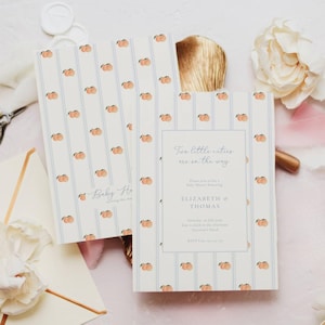 Peut inclure: Deux invitations en papier rectangulaires avec un motif répétitif de petites pêches orange sur fond blanc à rayures verticales bleu clair. Le texte indique Two little cuties are on the way, Baby Shower, et Elizabeth & Thomas.
