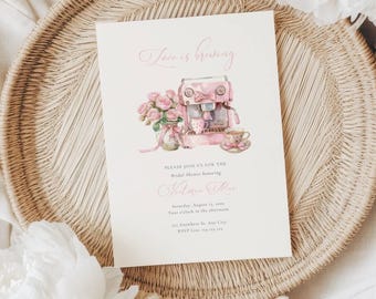 Invitación para despedida de soltera con temática de café, El amor se desata con flores rosas y máquina de café espresso (plantilla editable)