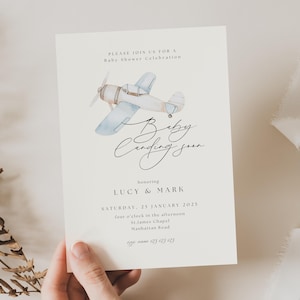 Uitnodiging babyshower binnenkort landen, vliegtuig voor babyshower uitnodigen, babyshower uitnodigen met vliegtuigen, blauw vliegtuig landing binnenkort baby, AH11