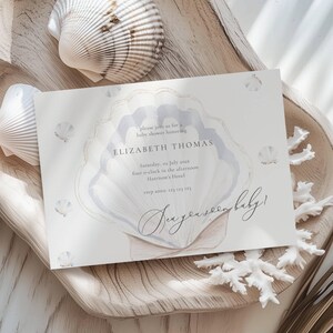 Invitación para baby shower "Te esperamos pronto": Playa, costa, verano, conchas azules (plantilla editable)