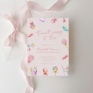 Op de afbeelding: Een roze verjaardagsuitnodiging met de tekst "Sweet, sassy & Six". De uitnodiging bevat aquarel illustraties van snoep, lolly's en desserts. De uitnodiging is versierd met een roze lint en envelop.