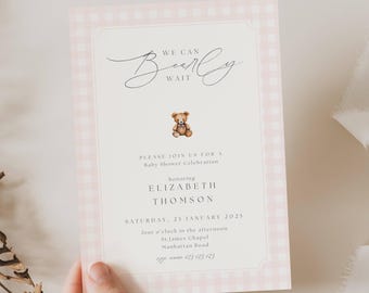 Könnte beinhalten: Eine Babyparty-Einladung mit einem rosa Vichy-Karo-Rand. Die Einladung enthält den Text "We can bearly wait" und eine kleine Teddybär-Grafik. Details sind Name, Datum, Uhrzeit und Ort.