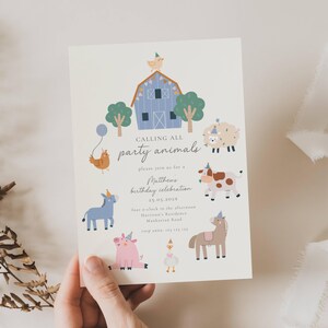 Puede incluir: Una invitación color crema con una granja e ilustraciones de animales. El texto dice "CALLING ALL party animals" e invita a una fiesta de cumpleaños el 25.05.2023.